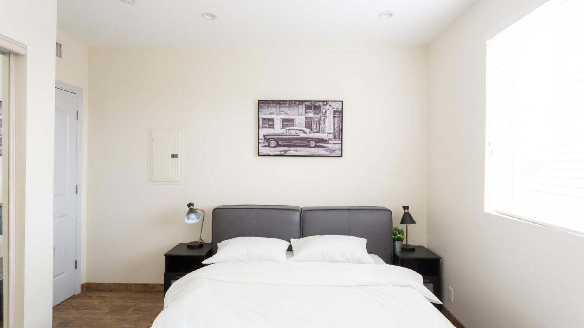 Three-Bedroom Hollywood Condo Los Angeles Exterior photo