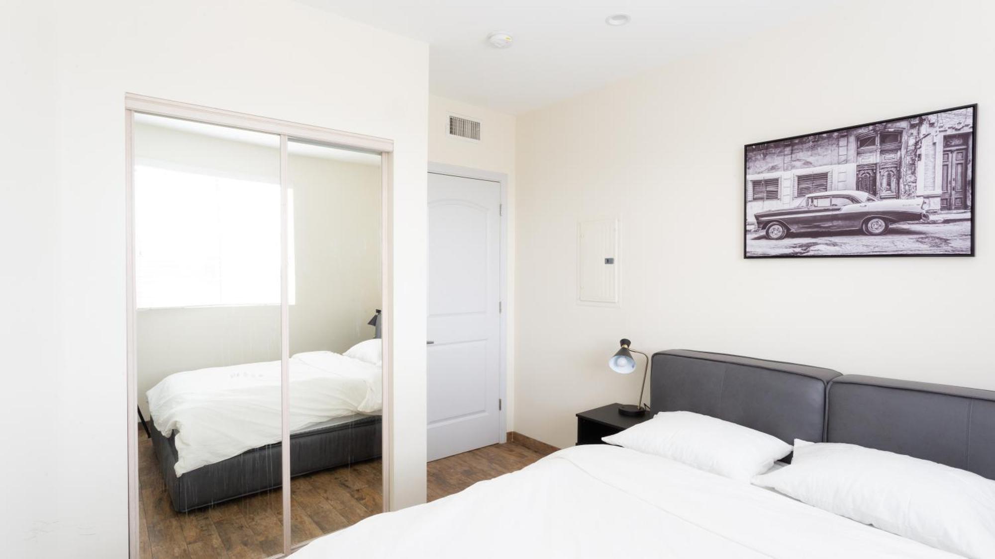 Three-Bedroom Hollywood Condo Los Angeles Exterior photo