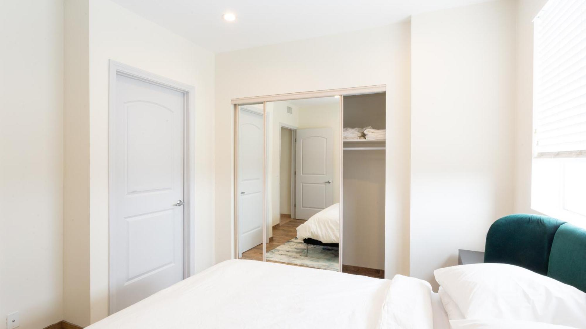 Three-Bedroom Hollywood Condo Los Angeles Exterior photo
