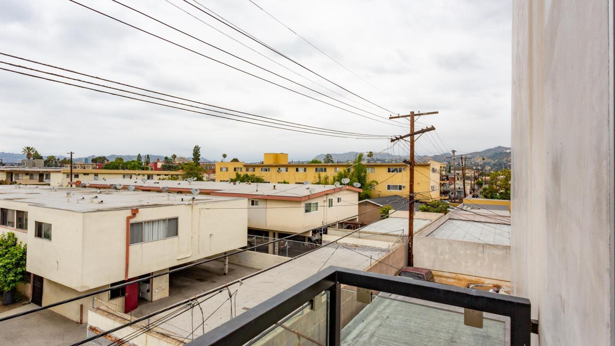 Three-Bedroom Hollywood Condo Los Angeles Exterior photo