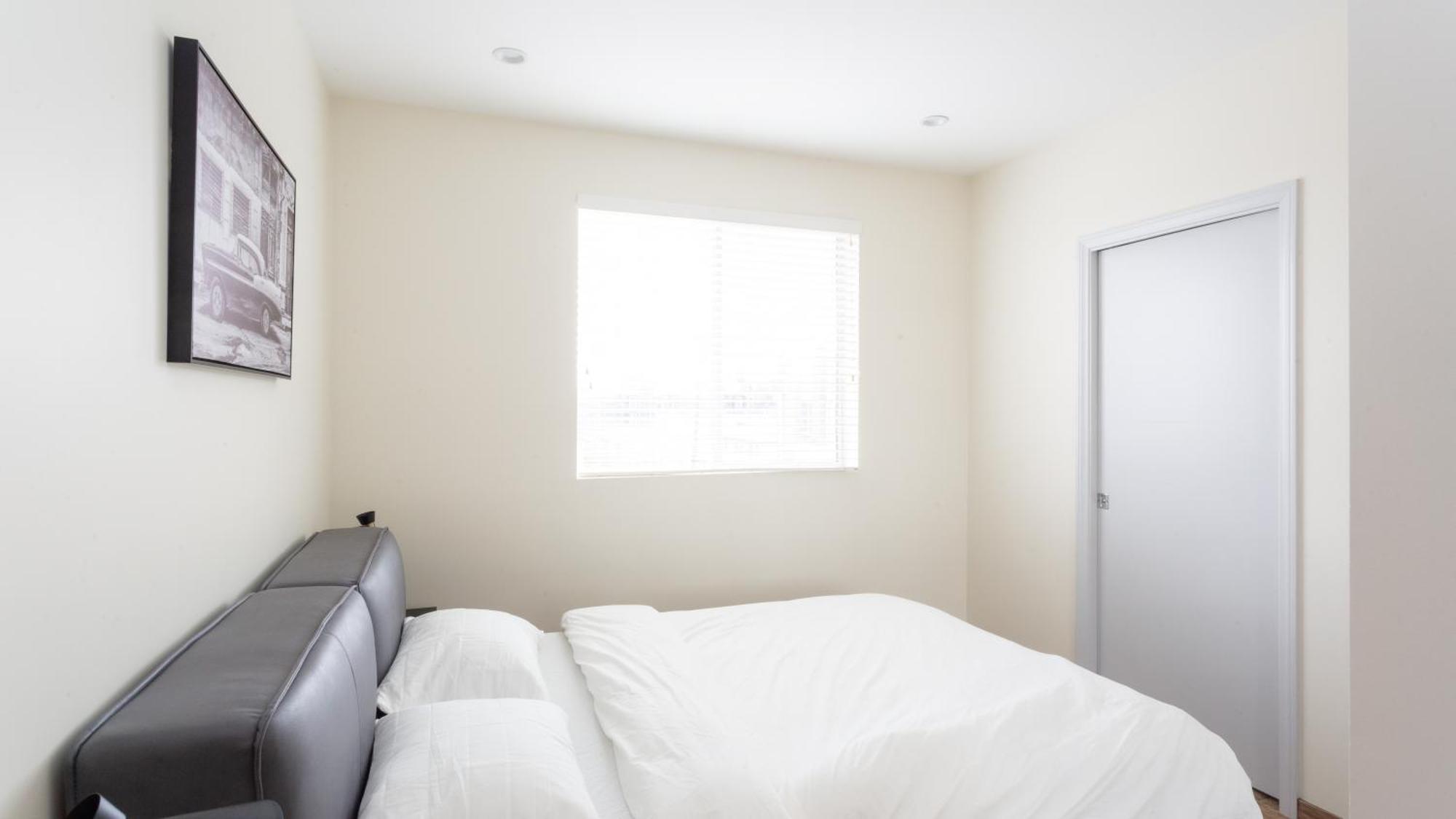 Three-Bedroom Hollywood Condo Los Angeles Exterior photo